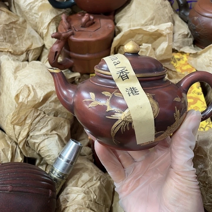 紫砂茶壶矿泥老，手工制作的一把紫砂壶。