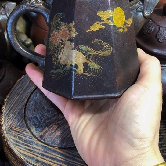 茶壶紫砂原矿泥料手工制作的一把紫砂壶。