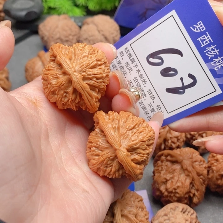 把件桃核40白狮子608号牌