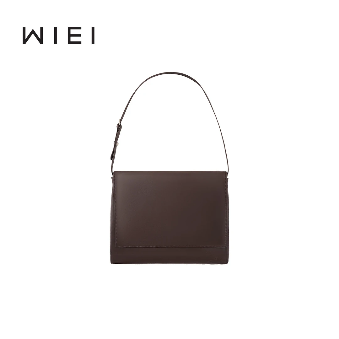 《WI EI》邮差包*荃羊皮翻盖可调节肩带时髦简约单肩包W25311011