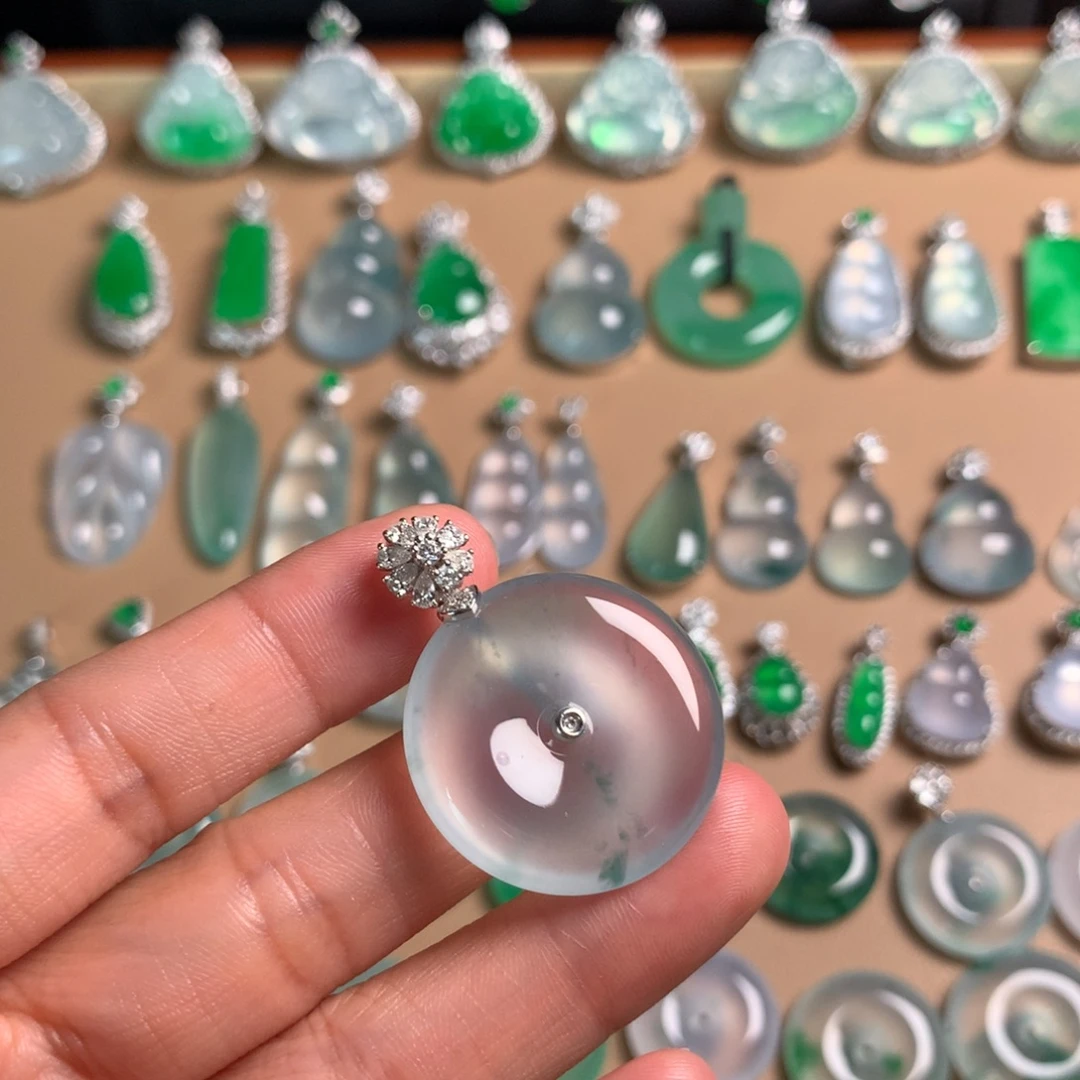 颈饰18K金镶嵌翡翠蓝刚玻璃种平安扣