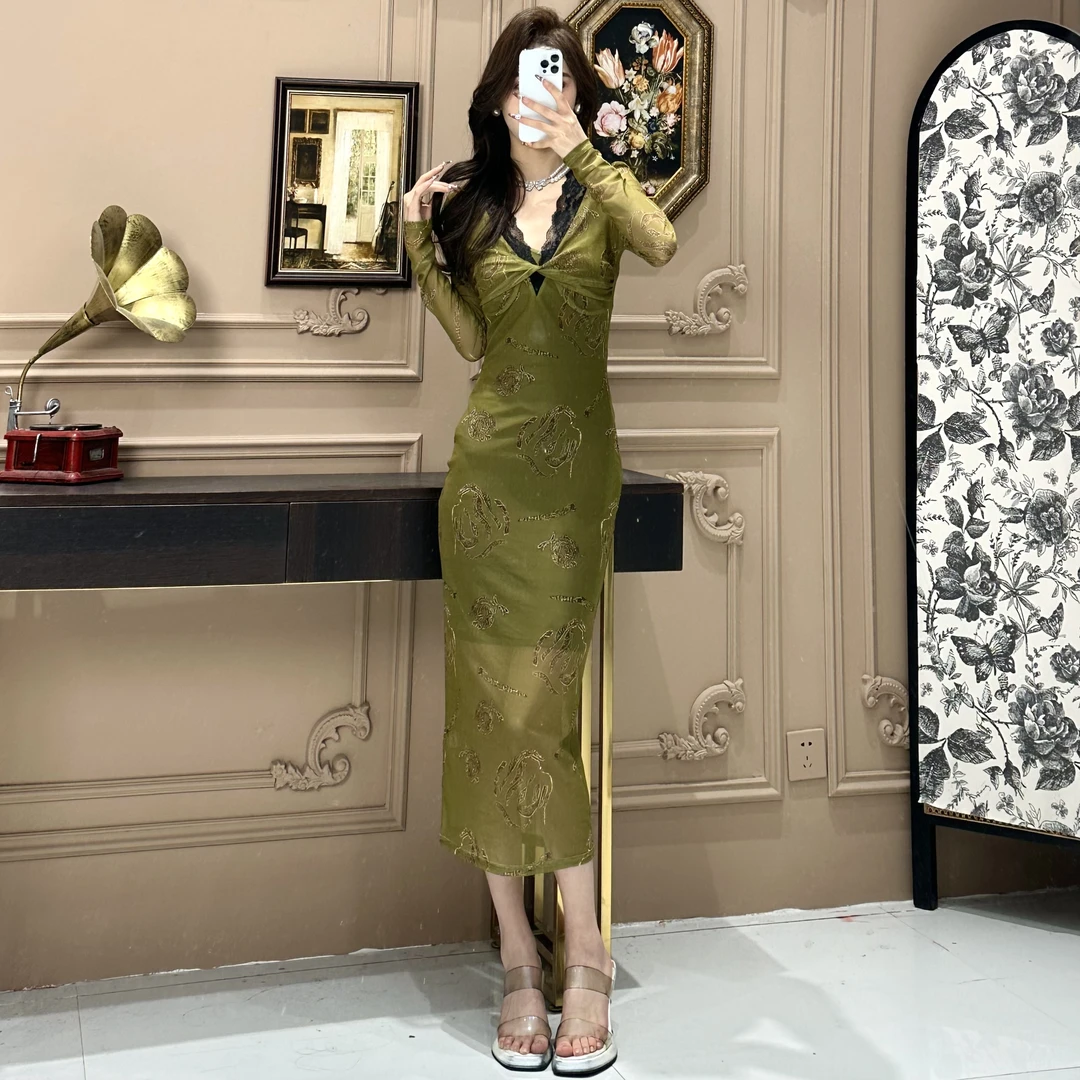 2025春夏款网纱扭扭蕾丝V领长袖绿意绵绵显瘦修身时尚百搭连衣裙