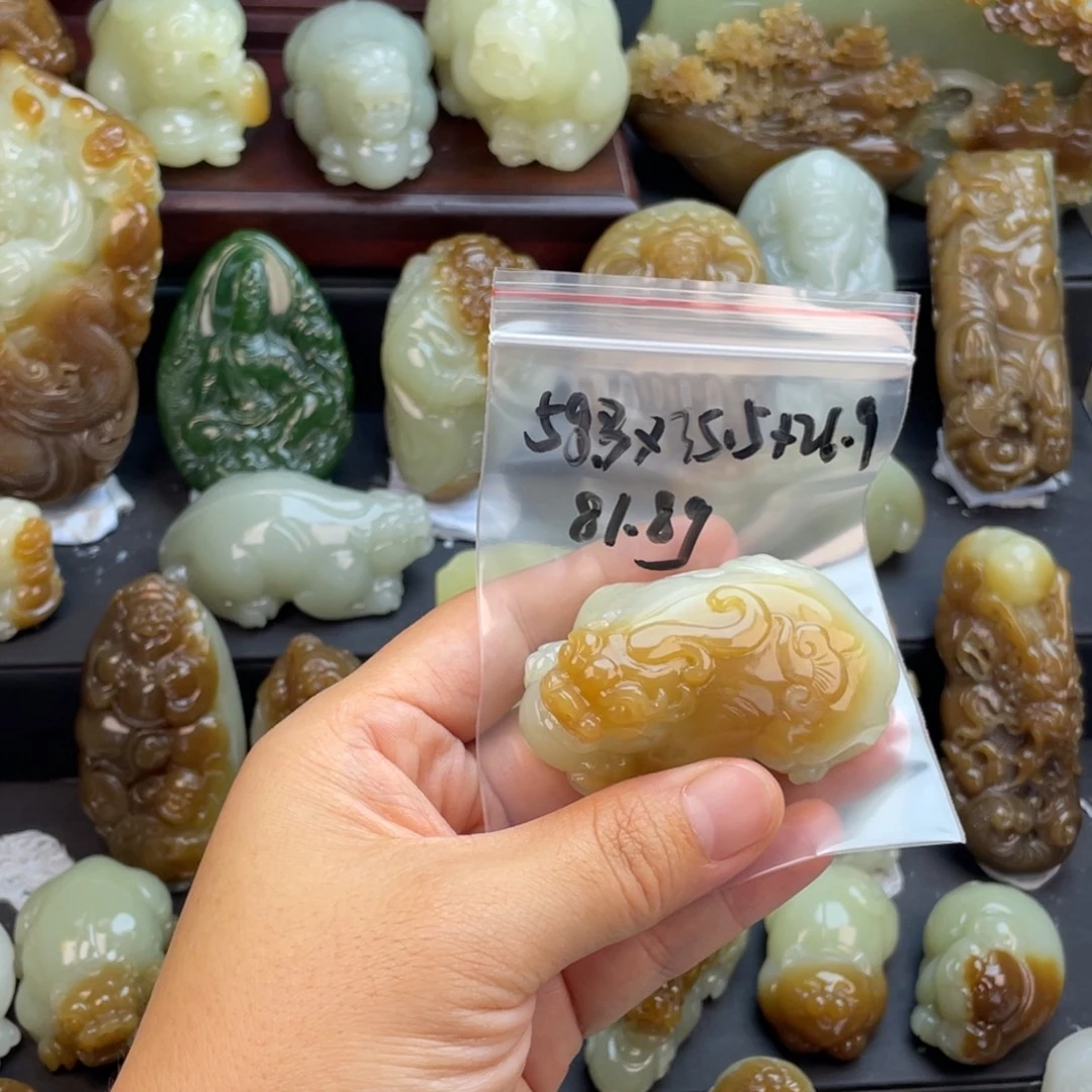 展***体颈饰未镶嵌和田玉