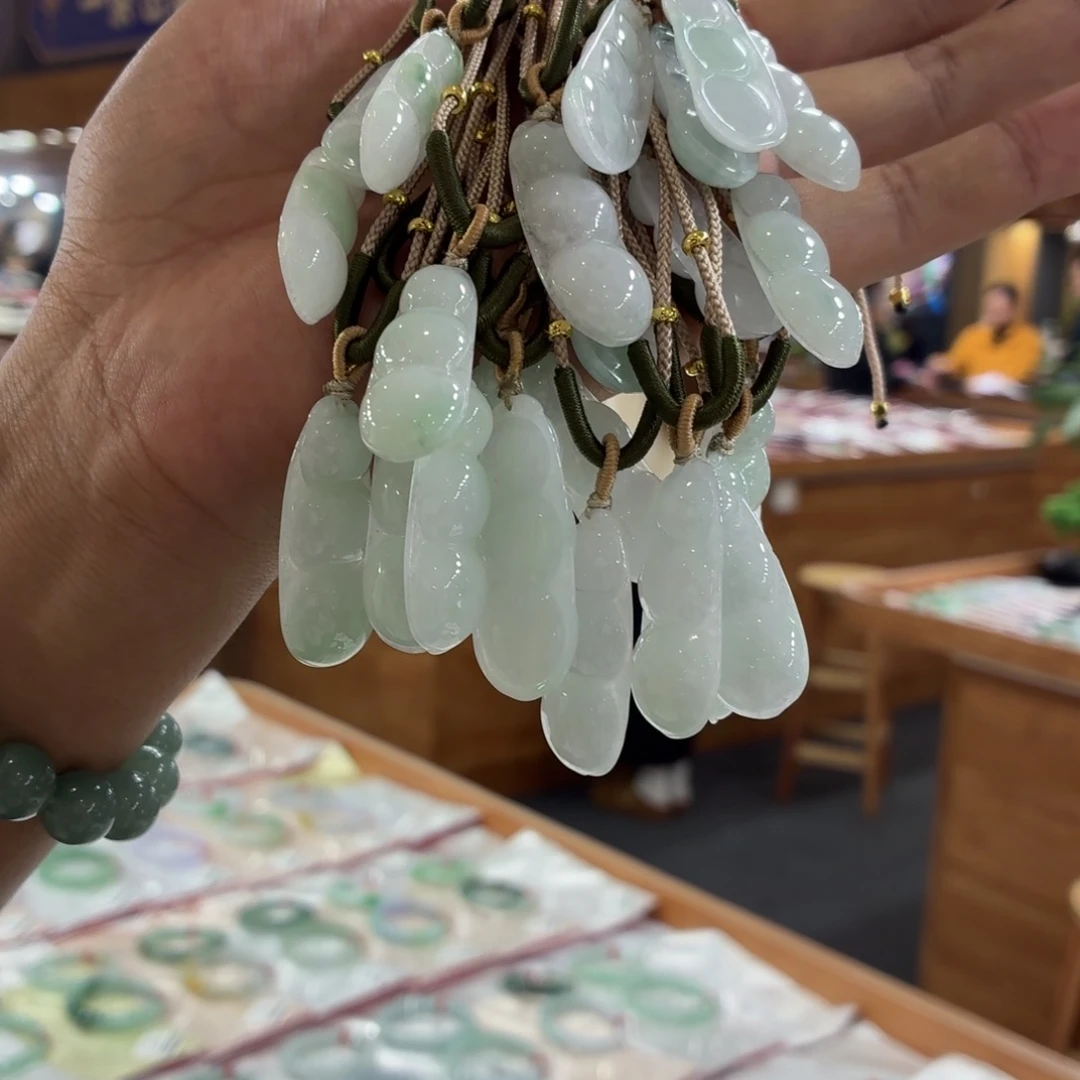 翡翠未镶嵌颈饰福豆