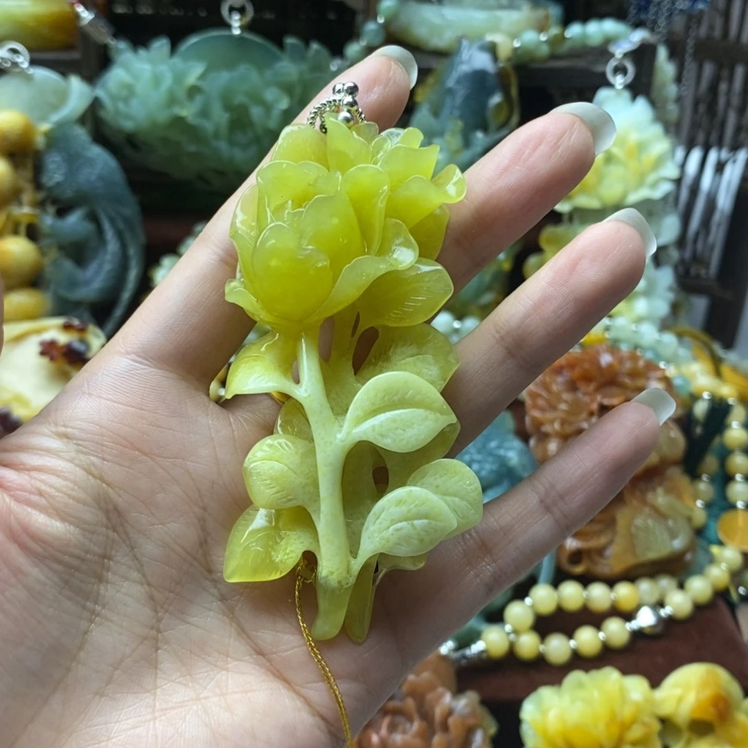 蛇纹石玉颈饰未镶嵌素**花