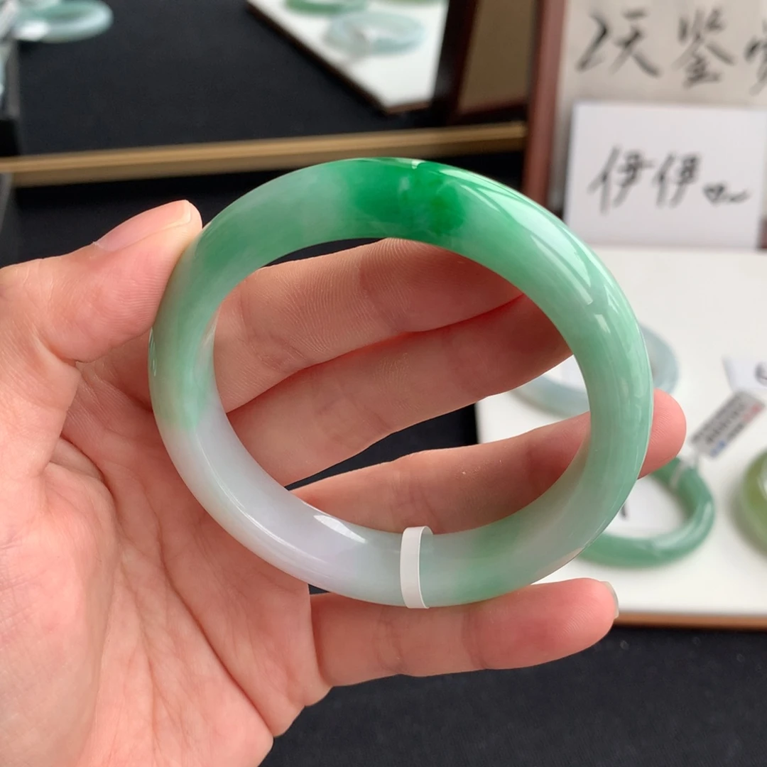 翡翠手镯未镶嵌手镯