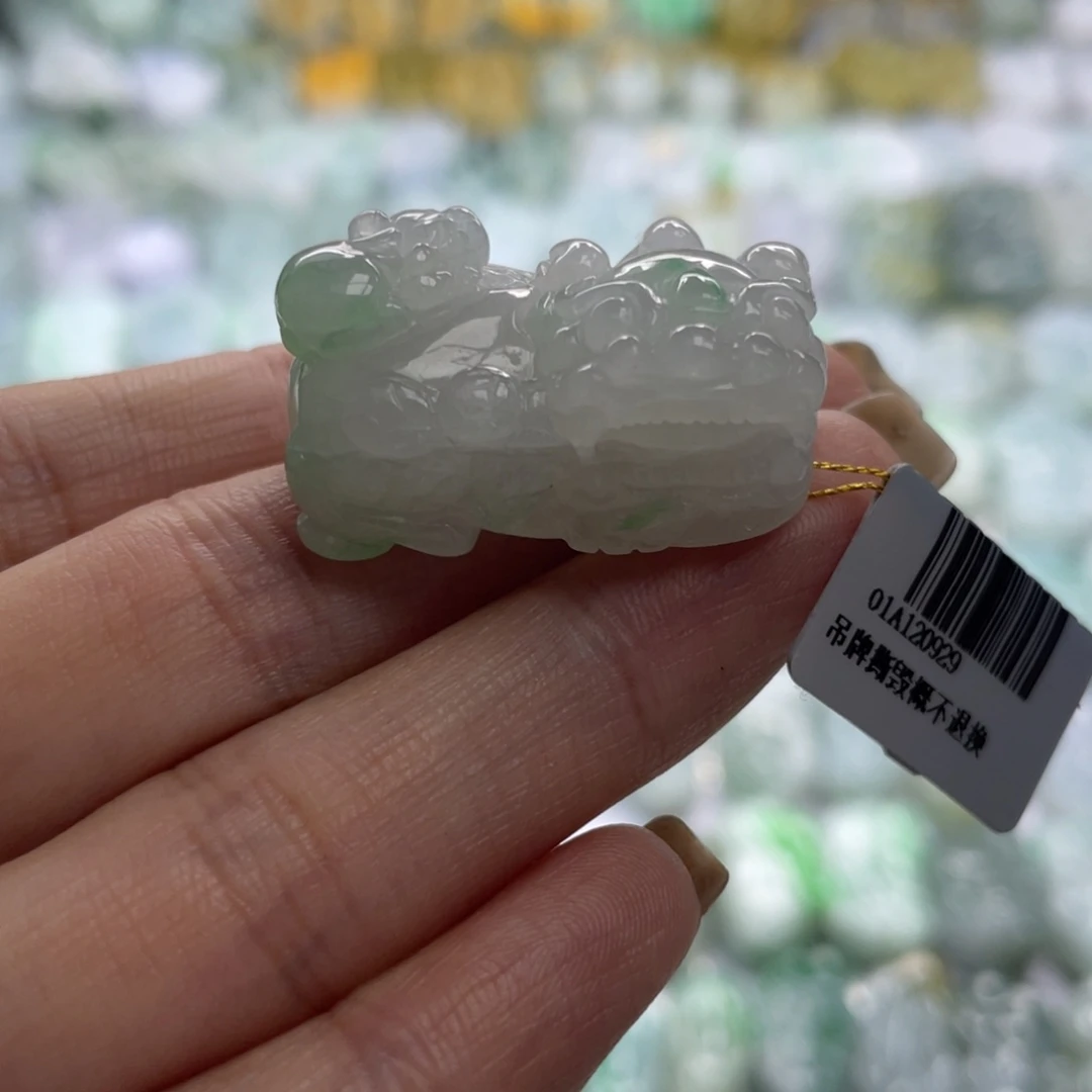 翡翠未镶嵌颈饰貔貅