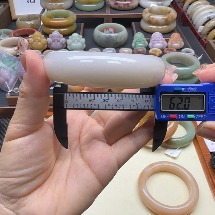 石英岩玉未镶嵌手镯62不退换