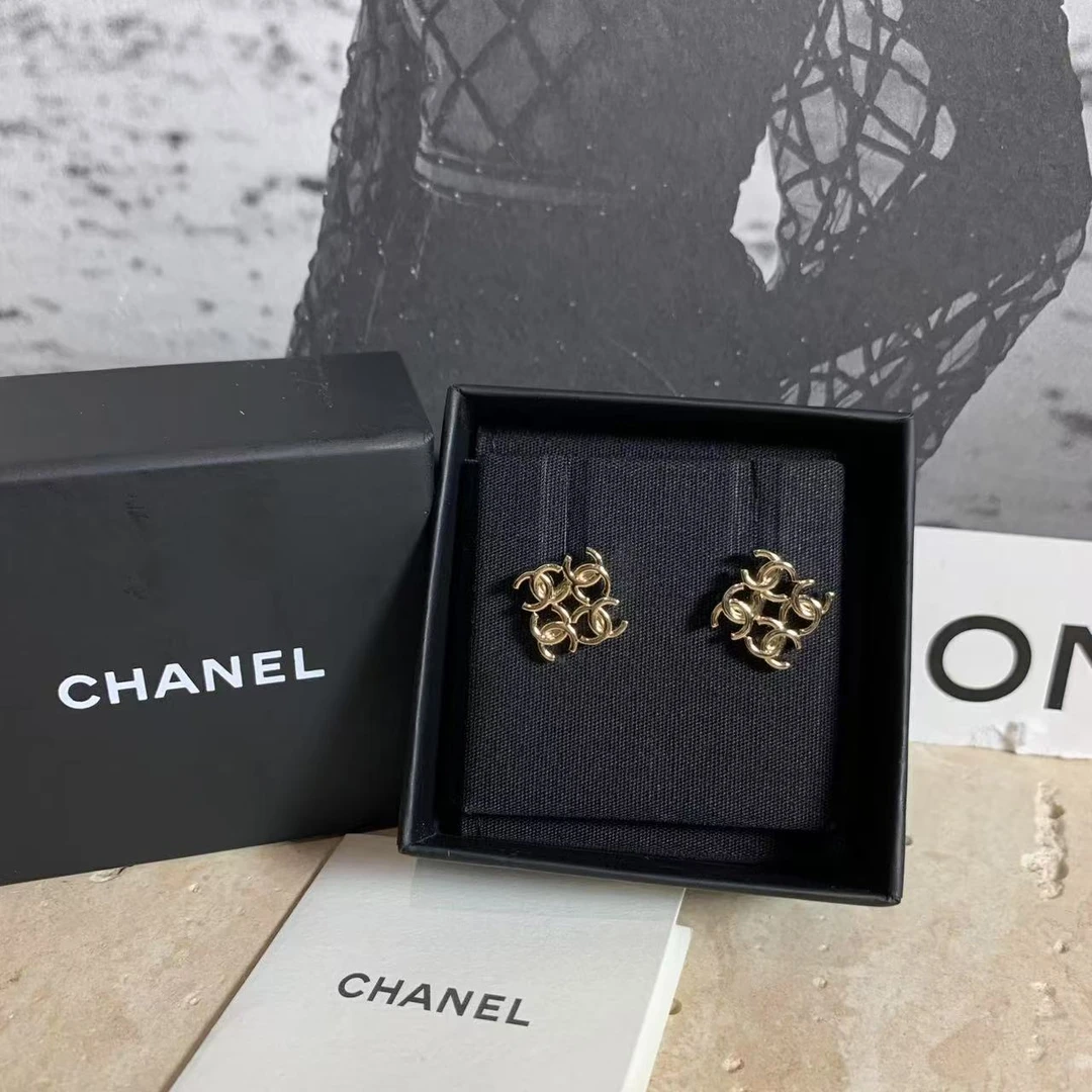 99新 Chanel/香奈儿 壹臻susu/ 淡金色四花logo耳钉 52707723