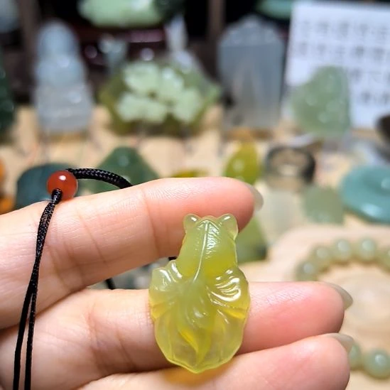我***仨蛇纹石玉未镶嵌颈饰