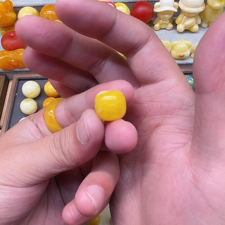 琥珀未镶嵌裸石鸡油黄老型