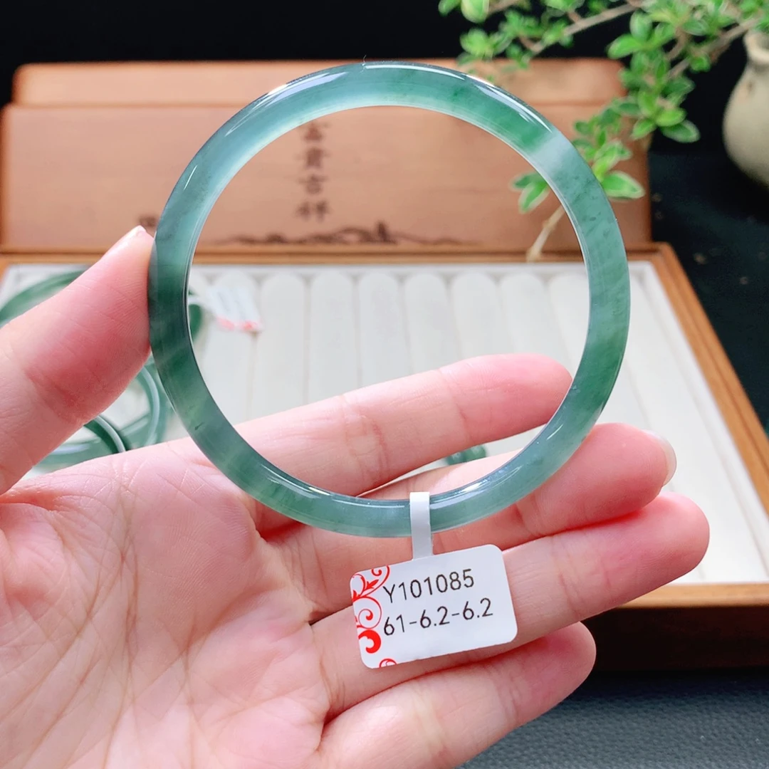 未镶嵌手镯（圆镯）翡翠