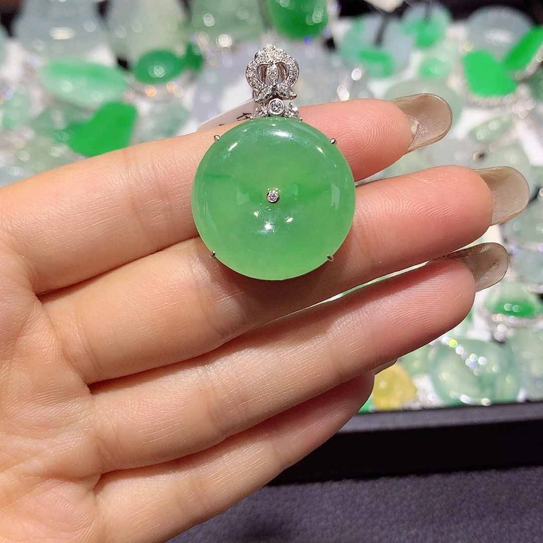 翡翠18K金镶嵌颈饰扣