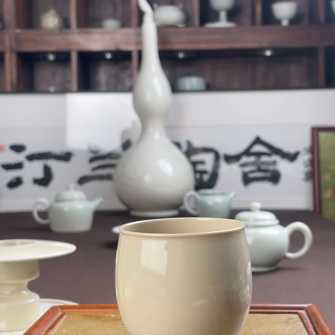 清黄釉素面龙蛋主人杯