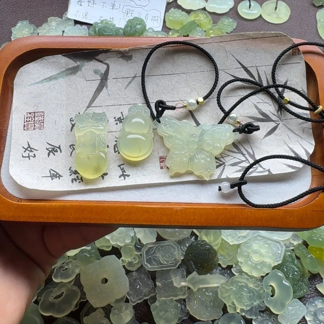 满***陈蛇纹石玉未镶嵌颈饰