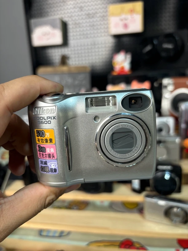 95新 Nikon/尼康 E5600面包机自备5号电池配件齐全