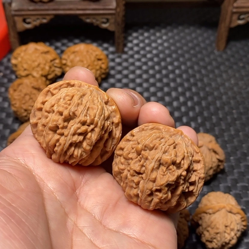 【闪购商品】文玩核桃吊坠42尺，有修四座楼
