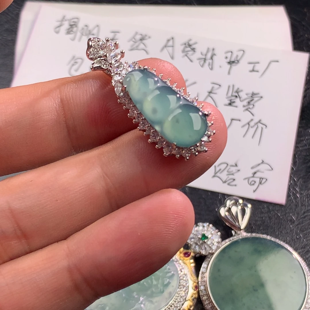 翡翠未镶嵌颈饰福豆