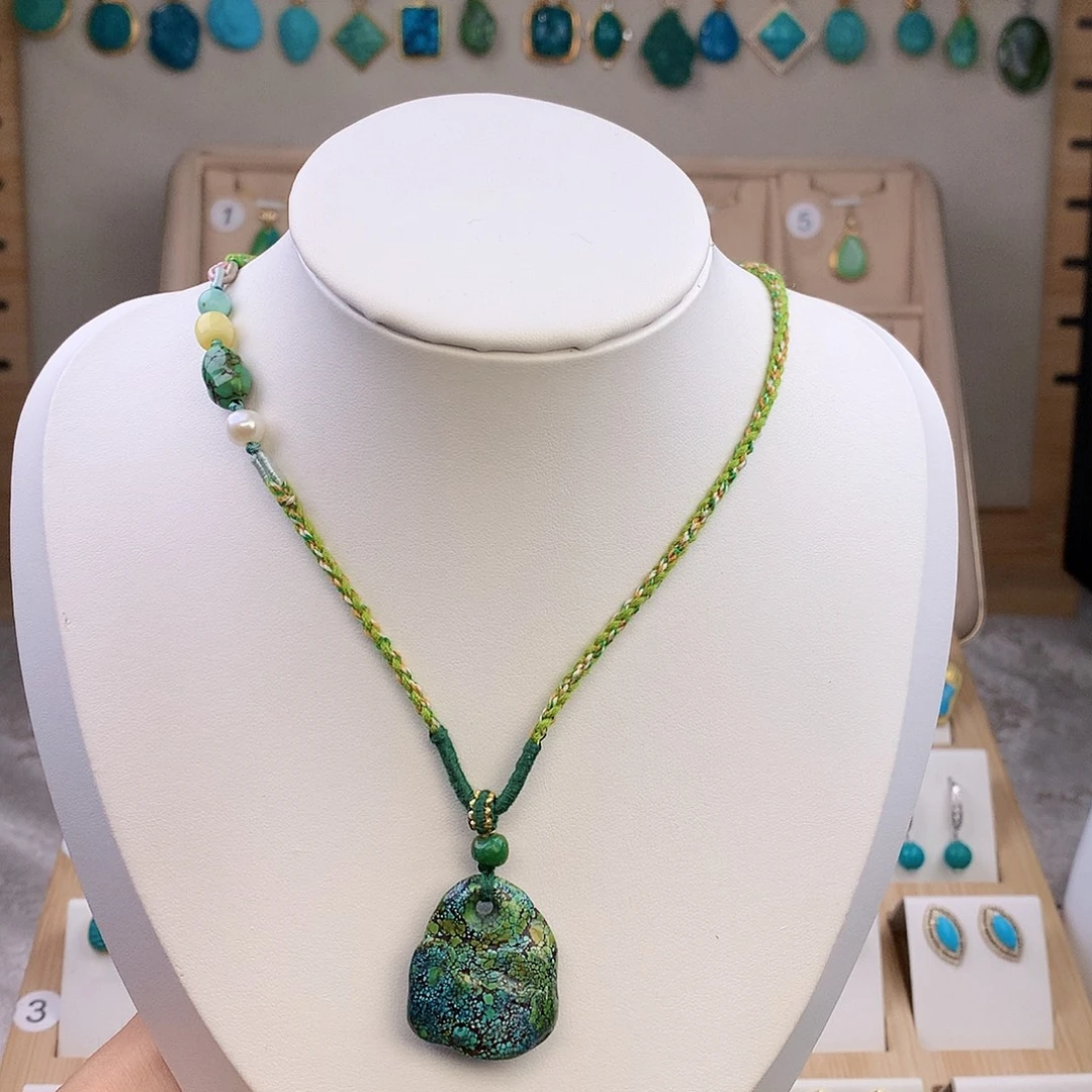 小***北绿松石未镶嵌颈饰