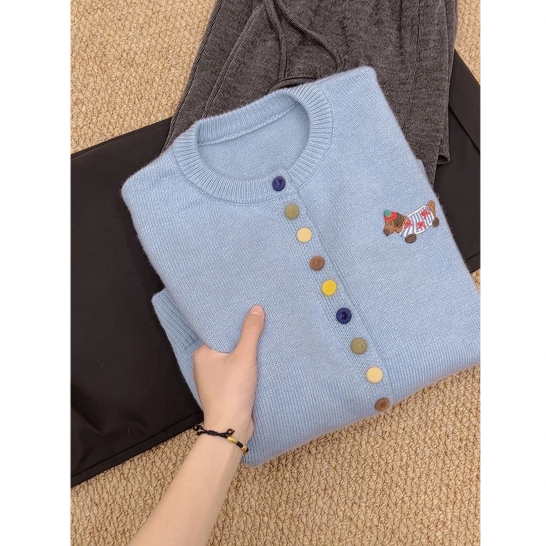 【圆领彩扣小狗】圆领彩色多纽扣针织开衫女毛衣外套 UM-U9826