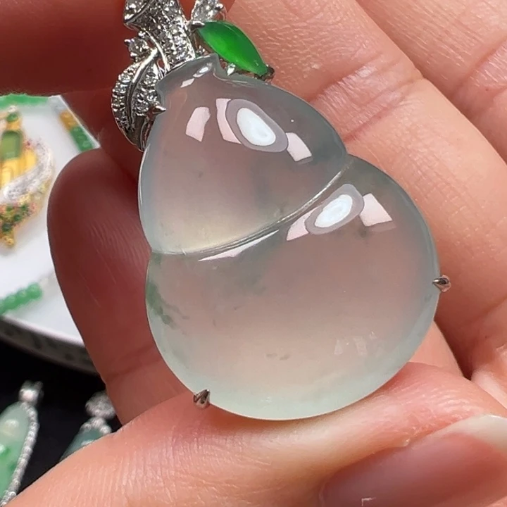 翡翠18K金镶嵌颈饰吊坠