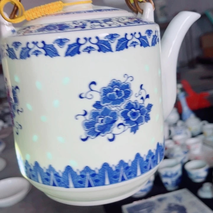 青花玲珑牡丹花提梁壶