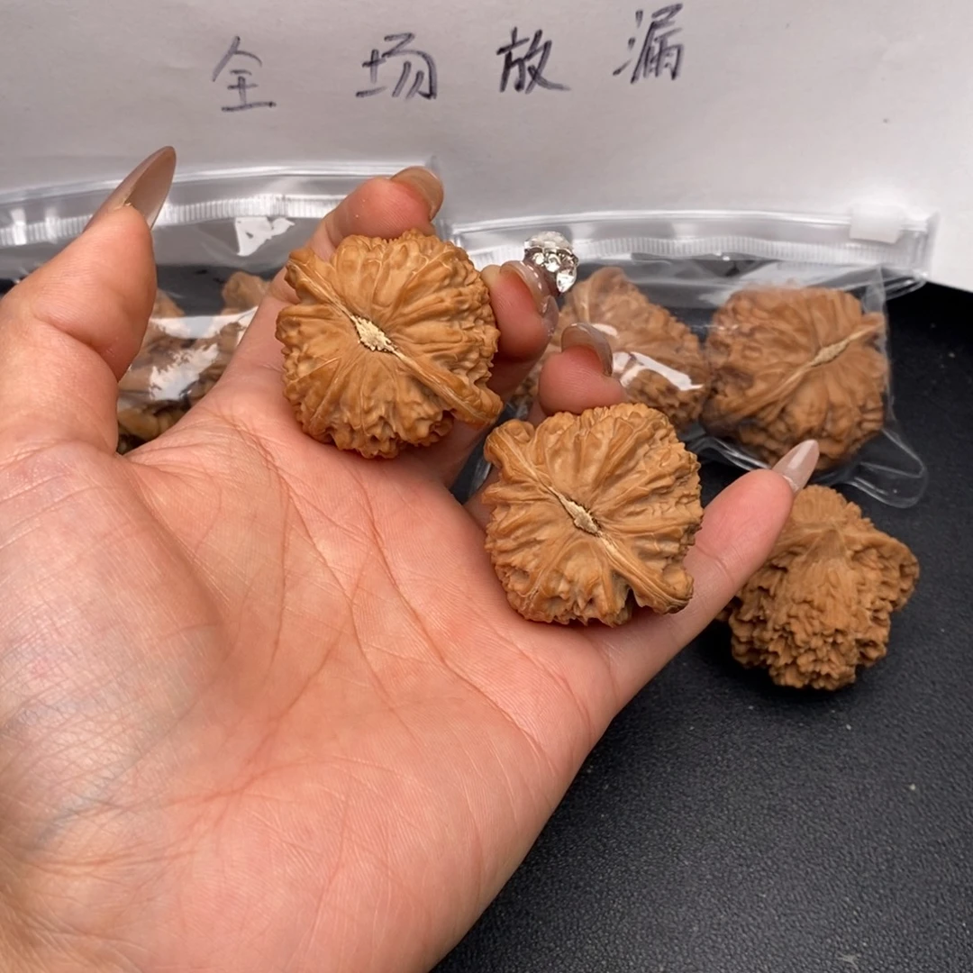 达***语把件文玩核桃白狮子尖黄点