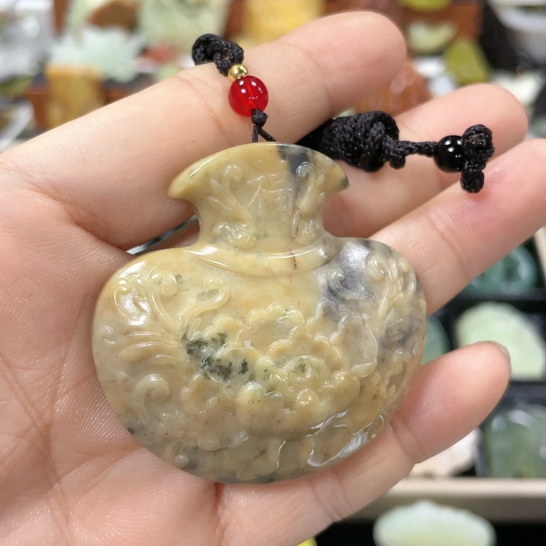 蛇纹石玉颈饰合金