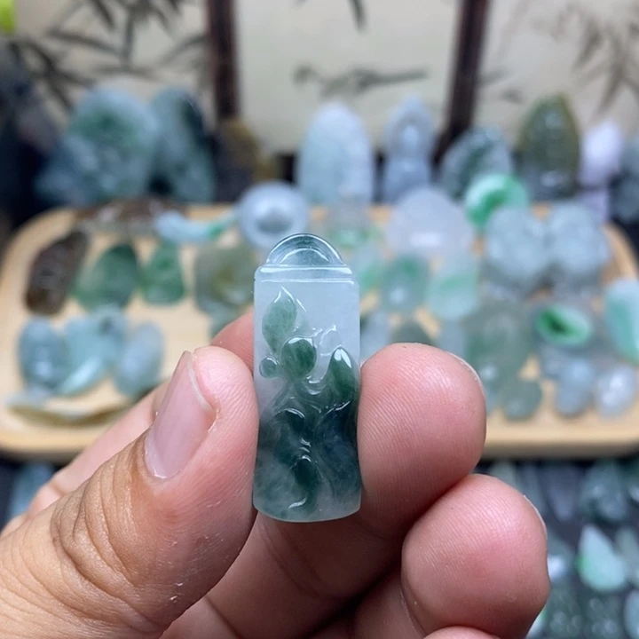 翡翠未镶嵌颈饰连年有余