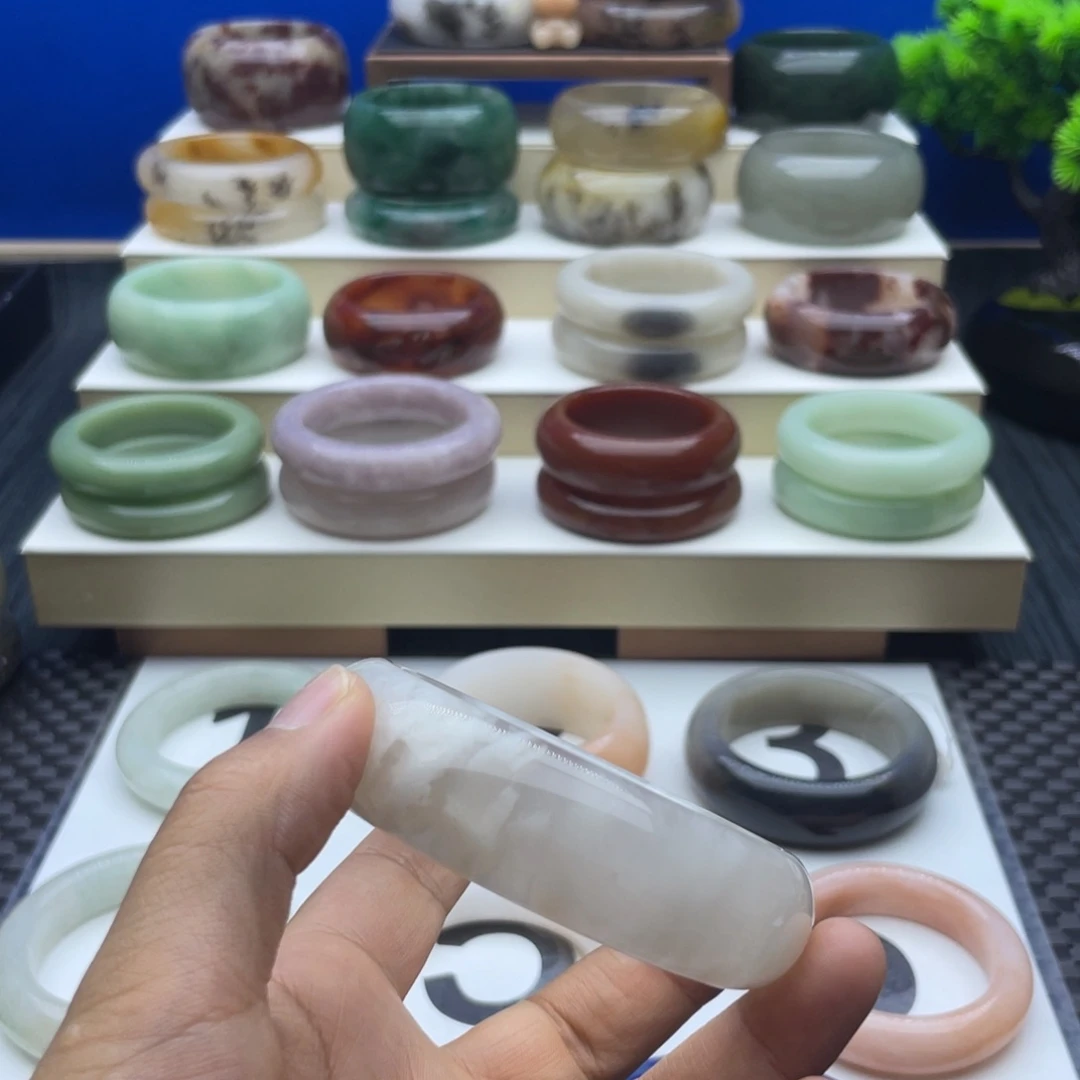 石英质玉手镯未镶嵌忘*草