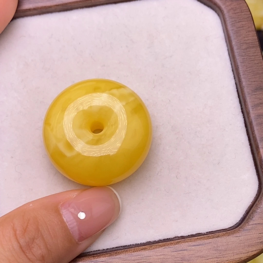 未镶嵌颈饰琥珀扣子