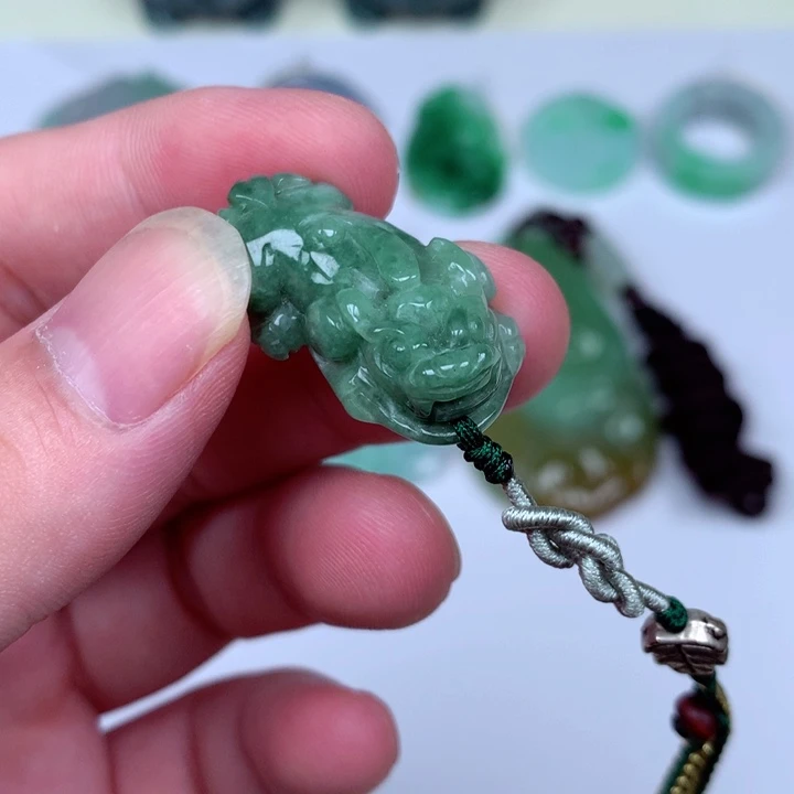 翡翠未镶嵌颈饰貔貅