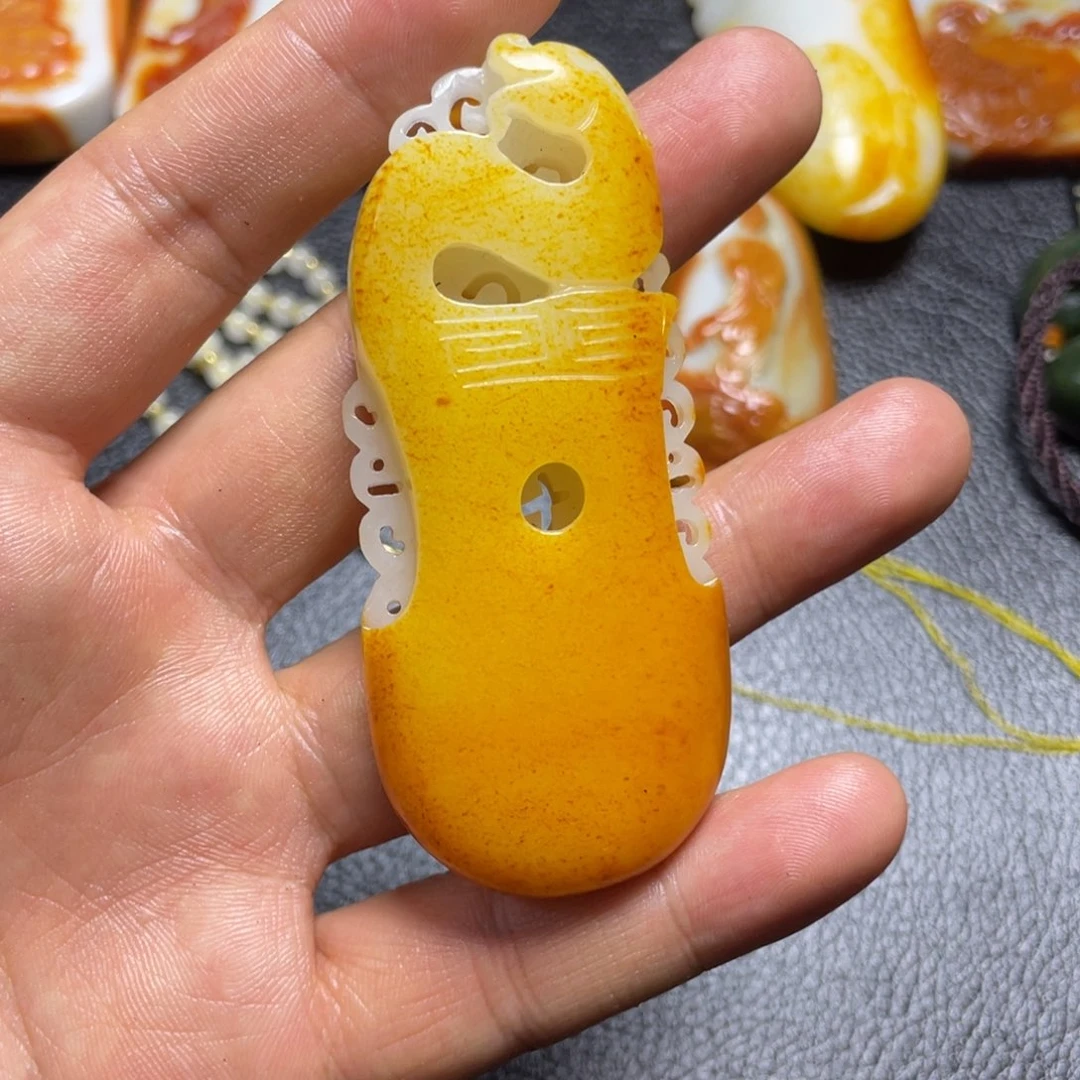 花***。和田玉未镶嵌颈饰