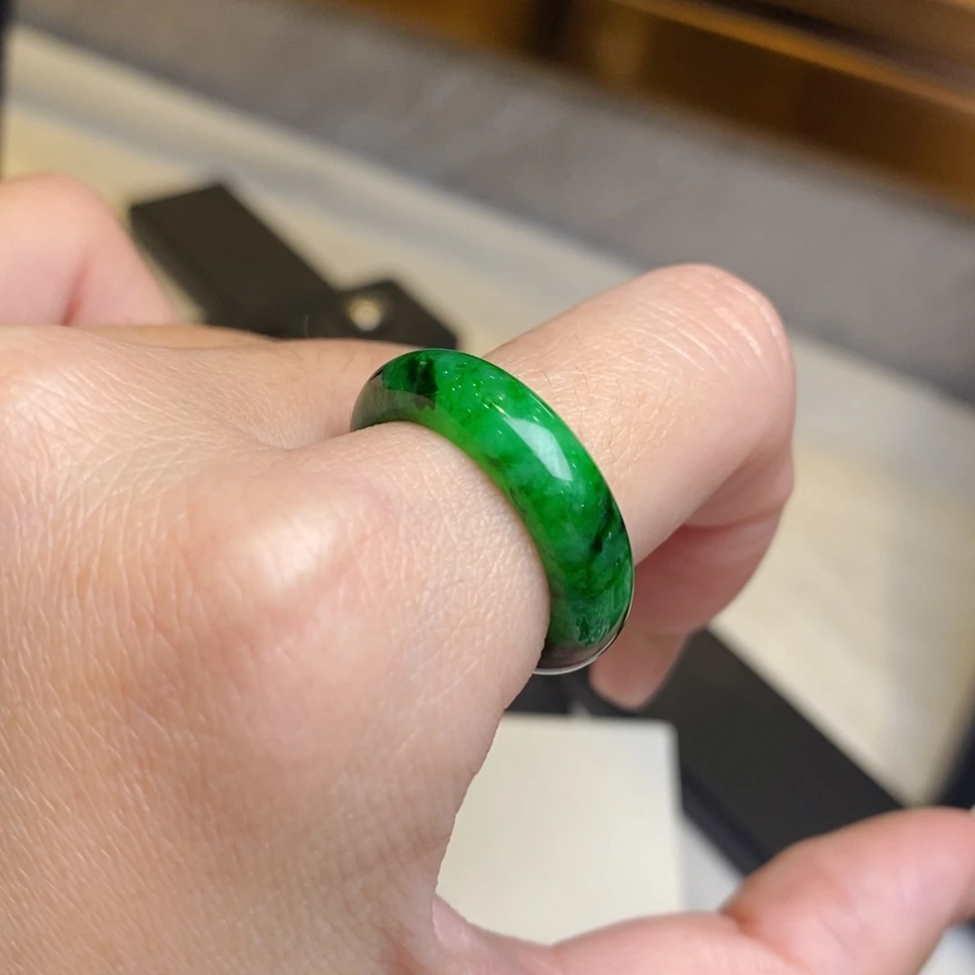 翡翠戒圈未镶嵌辣绿色