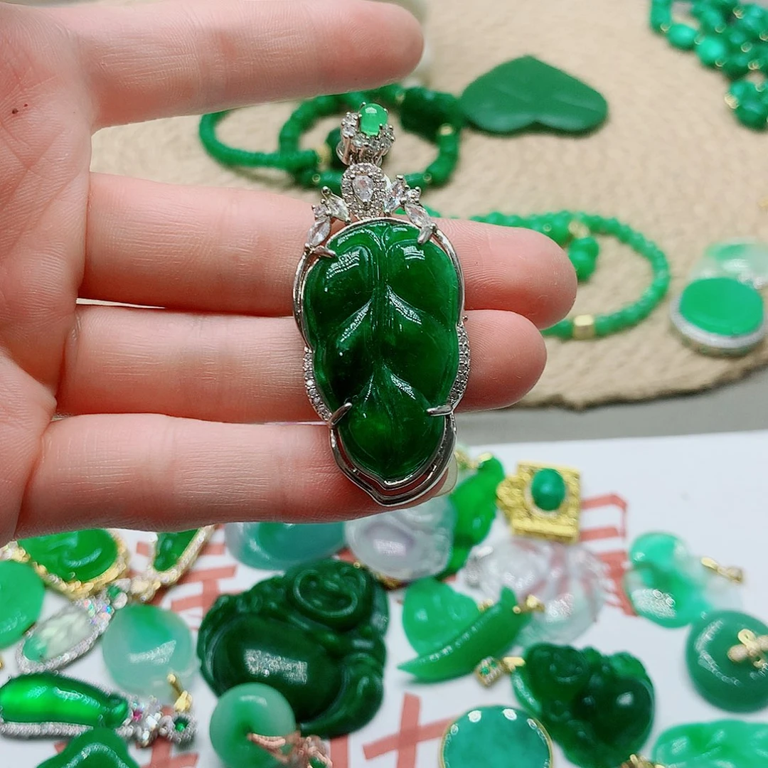 翡翠未镶嵌颈饰一图一物。 实物为准