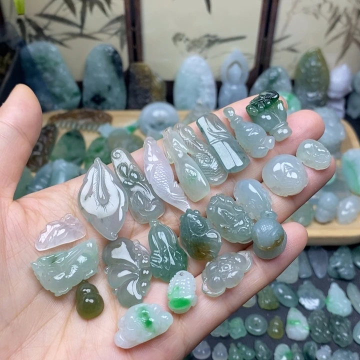 翡翠未镶嵌颈饰小吊坠一个