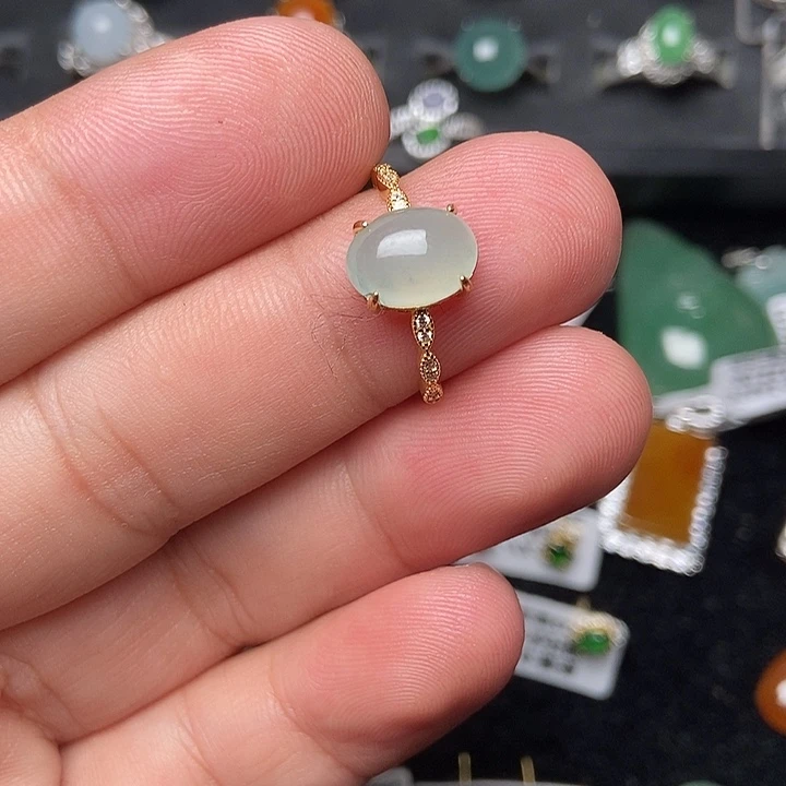 颈饰未镶嵌翡翠戒指