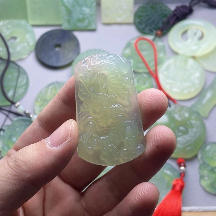 蛇纹石玉未镶嵌颈饰