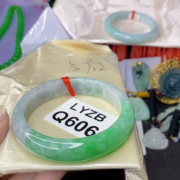 翡翠手镯未镶嵌玉*?