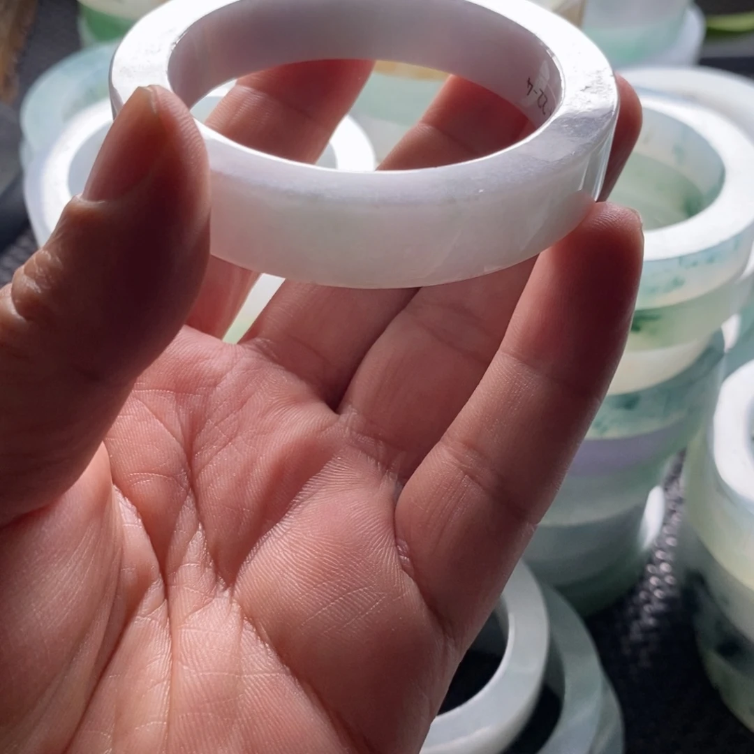 定制翡翠未镶嵌手鋾