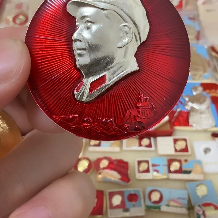 铝上**遥毛爷爷像章
