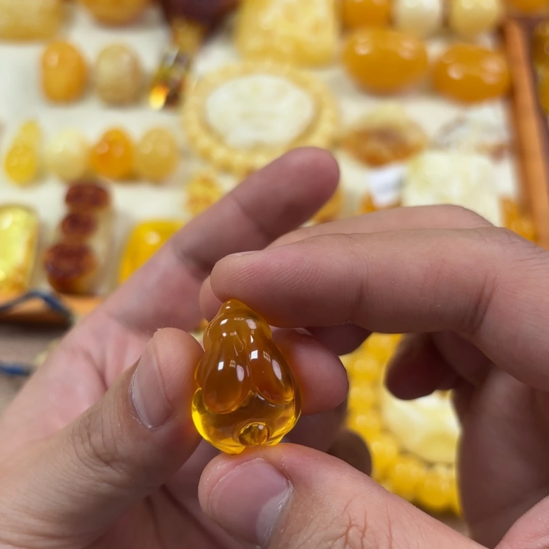 M***a蜜蜡未镶嵌裸石小兔兔