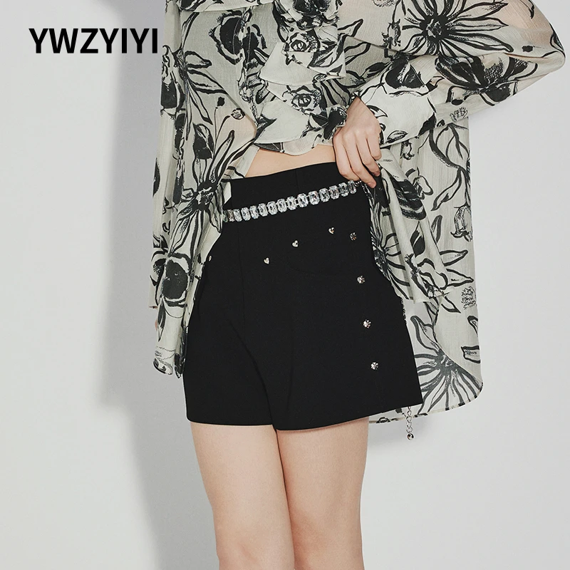 颜外之衣 黑色金属爱心铆钉装饰短裤女个性百搭显瘦简约LWWR1D720