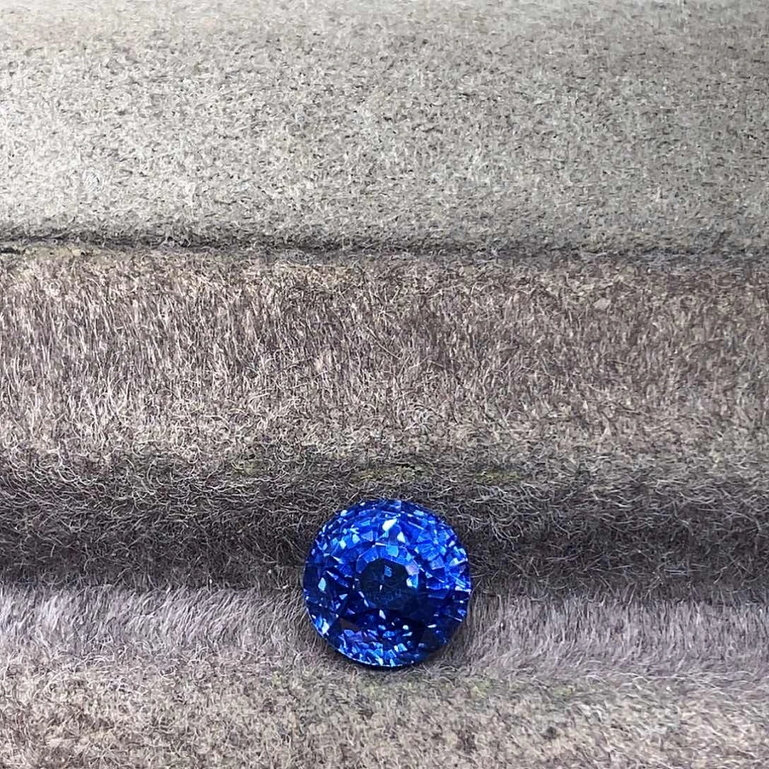 蓝宝石裸石3.4克拉天然干净玻璃体满火彩皇家蓝蓝宝石