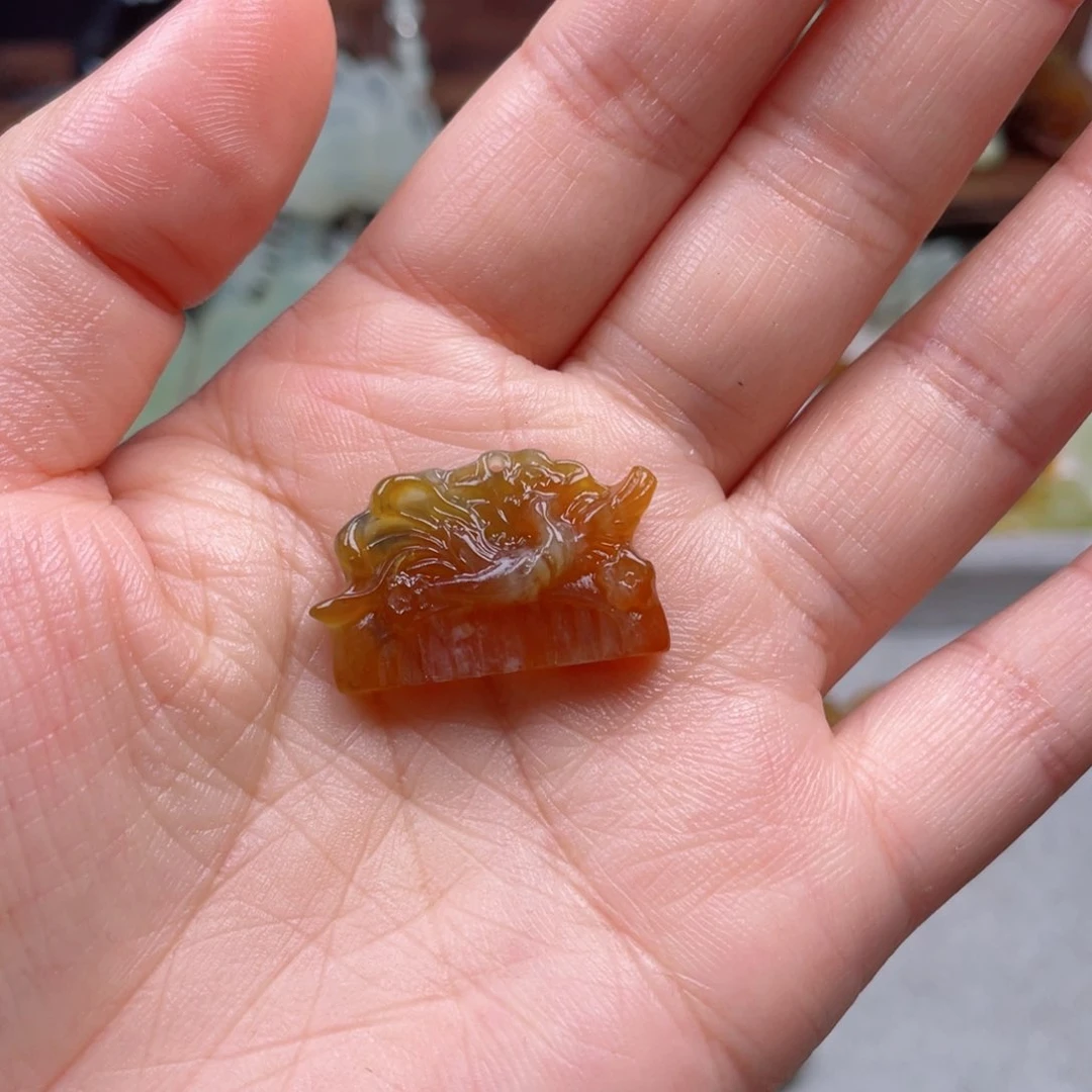 蛇纹石玉未镶嵌颈饰是****阳