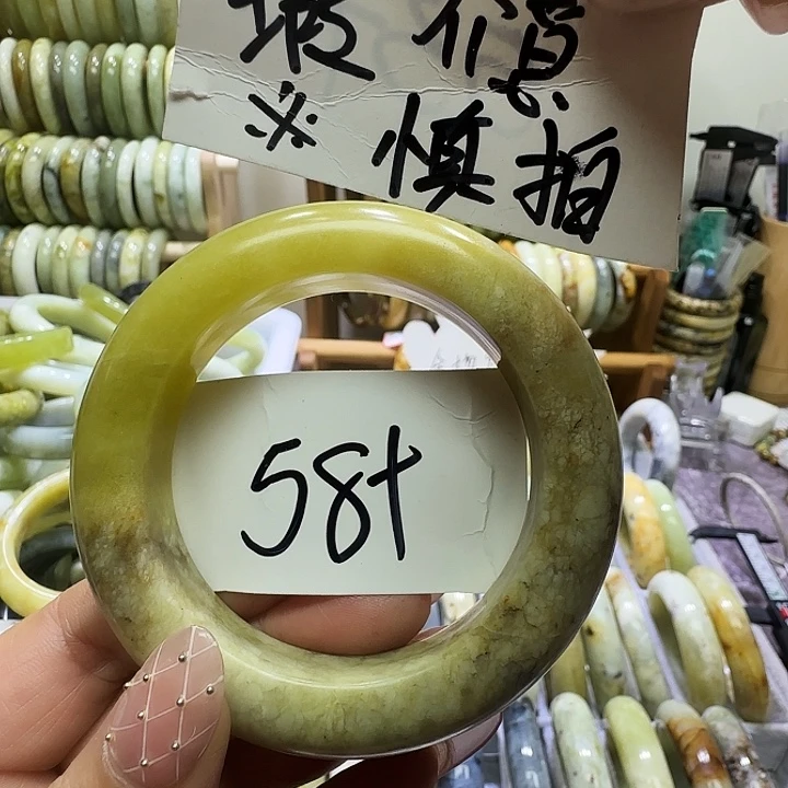 透闪石-蛇纹石玉未镶嵌手镯