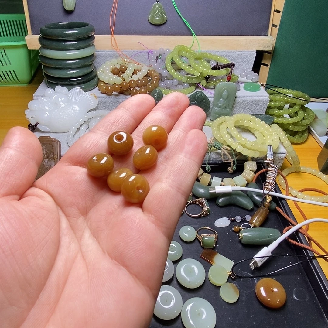 小***豆和田玉（糖玉）未镶嵌颈饰