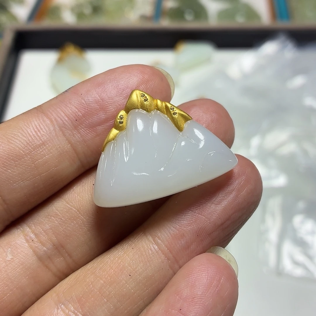 和田玉18K金镶嵌颈饰