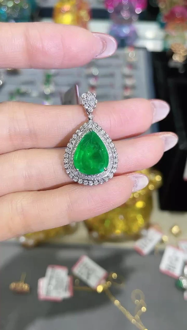 18K金镶嵌祖母绿吊坠水滴 约3.50ct