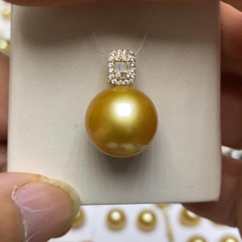 18K金镶嵌海水珍珠颈饰